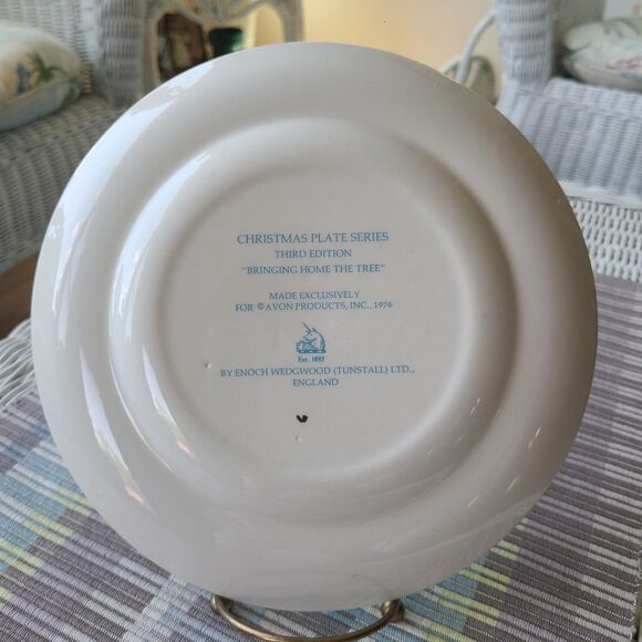 Vintage Avon Wedgwood 1976 Christmas Collectible Plate "Bringing Home The Tree" - Picture 8 of 10